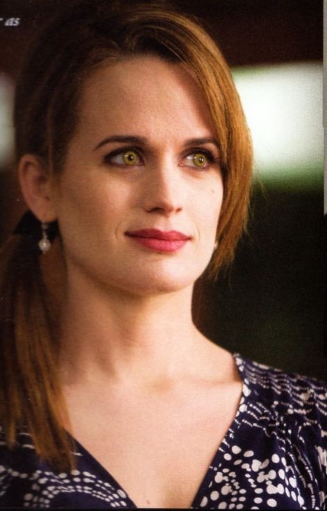new-moon-esme-cullen-8456082-698-1090.jpg
