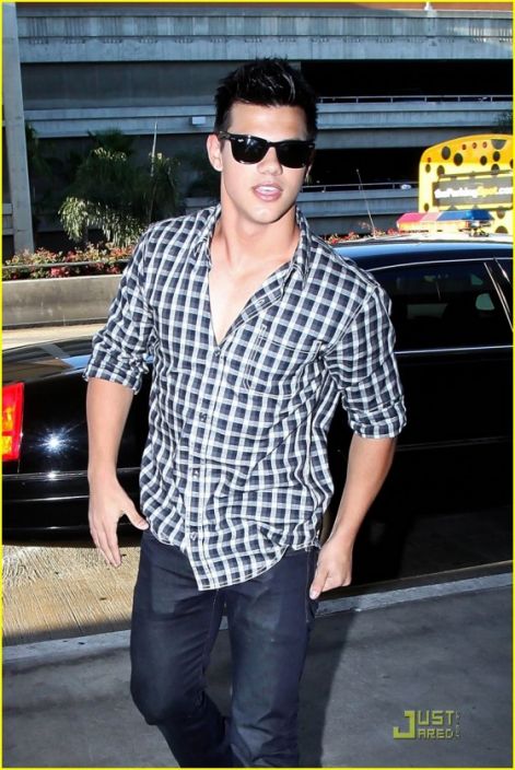 taylor-lautner-leaves-lax-02-560x837.jpg